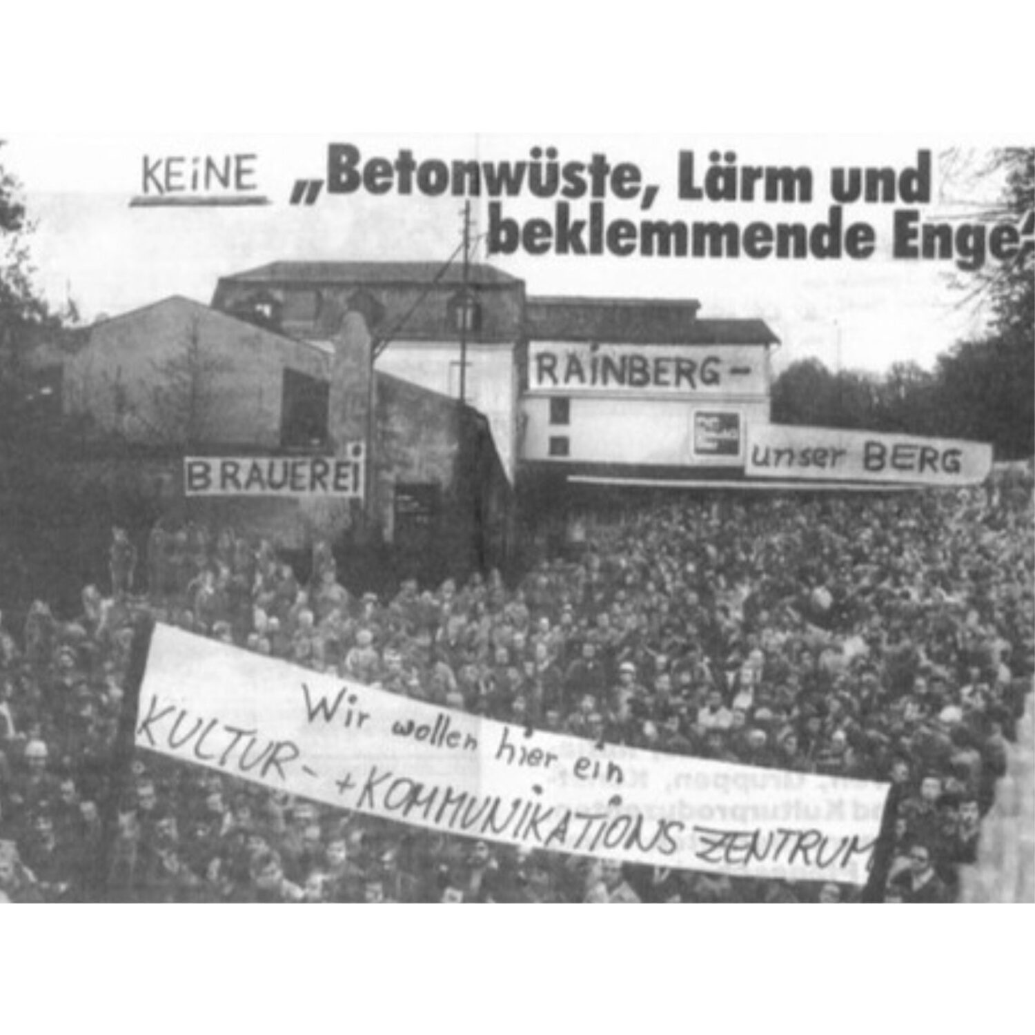 Eine Aufnahme aus Vogelperspektive. Zu sehen ist eine Demo der Arge Rainbergbewegung mit zahlreichen Teilnehmenden.